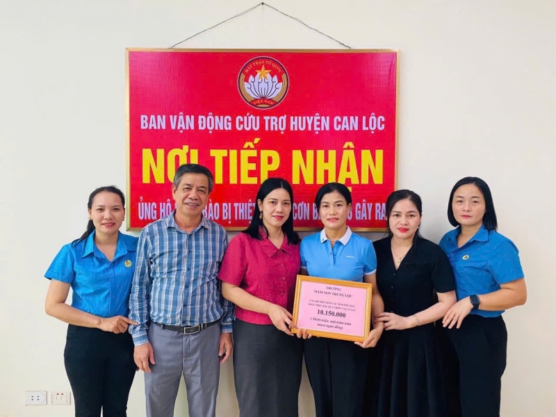 Công đoàn trường học Can Lộc đi đầu trong quyên góp ủng hộ đồng bào miền bắc chịu ảnh hưởng bởi bão lụt